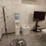HOTEL LINDO（ホテル リンド）(堺市堺区/ラブホテル)の写真『206号室。ベッドルームのウォーターサーバー、冷蔵庫、テレビ』by 航平