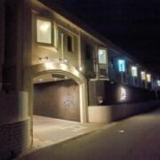 ホテル ブルーコースト横須賀(横須賀市/ラブホテル)の写真『夜の正面外観です。(R8,3)』by キジ