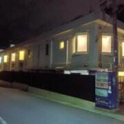 ホテル ブルーコースト横須賀(横須賀市/ラブホテル)の写真『夜の南側からの外観です。(R8,3)』by キジ