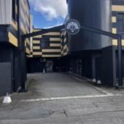 DESIGN HOTEL FABULAN(全国/ラブホテル)の写真『昼の駐車場南側入口(R8.3)』by tkctkc