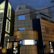HOTEL KARUTA UGUISUDANI(台東区/ラブホテル)の写真『夜の外観(R8.3)』by tkctkc