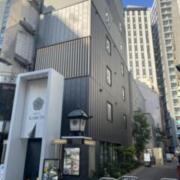 HOTEL KARUTA 赤坂(全国/ラブホテル)の写真『HOTEL KARUTAの外観と入口の写真です』by super69