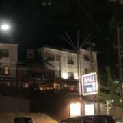 BALI Kakureyado (バリカクレヤド)(名古屋市守山区/ラブホテル)の写真『夜の外観』by まさおJリーグカレーよ