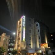 HOTEL emoemo (エモエモ)(府中市/ラブホテル)の写真『夜の外観(R8.6)』by tkctkc