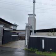 HOTEL FLOWERS 那珂店(フラワーズナカテン)(那珂市/ラブホテル)の写真『昼の外観』by まさおJリーグカレーよ