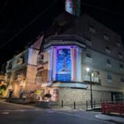 ホテル 銀巴里倶楽部(北九州市八幡西区/ラブホテル)の写真『夜の外観』by Sparkle