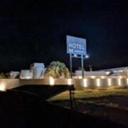 HOTEL M.（エムドット）(嬉野市/ラブホテル)の写真『夜の外観』by Sparkle