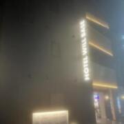 HOTEL WILL BASE 鶯谷(台東区/ラブホテル)の写真『夜の外観(R8.9)』by tkctkc