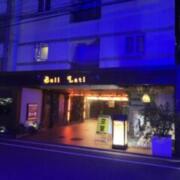 HOTEL Bali Lati(バリ ラティ)(広島市中区/ラブホテル)の写真『夜の外観』by hireidenton