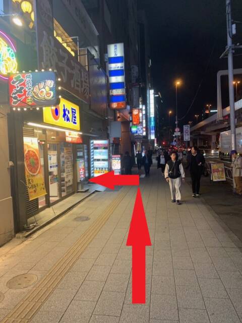 松屋があるビルに入ります｜エマニエル秋葉原（セクキャバ/秋葉原）
